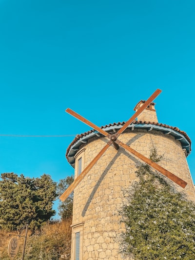 Alaçatı, Çeşme - Tuğla yapı üzerinde yel değirmeni