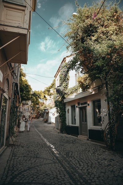 Alaçatı, Çeşme - Tarihi taş evler arasında arnavut kaldırımlı sokak